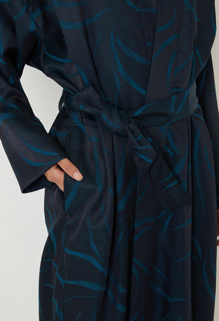 BLUE BLUE JAPAN WOMEN'S MEBUKI SATIN HAORI JACKET - DARK NAVY - Image 6