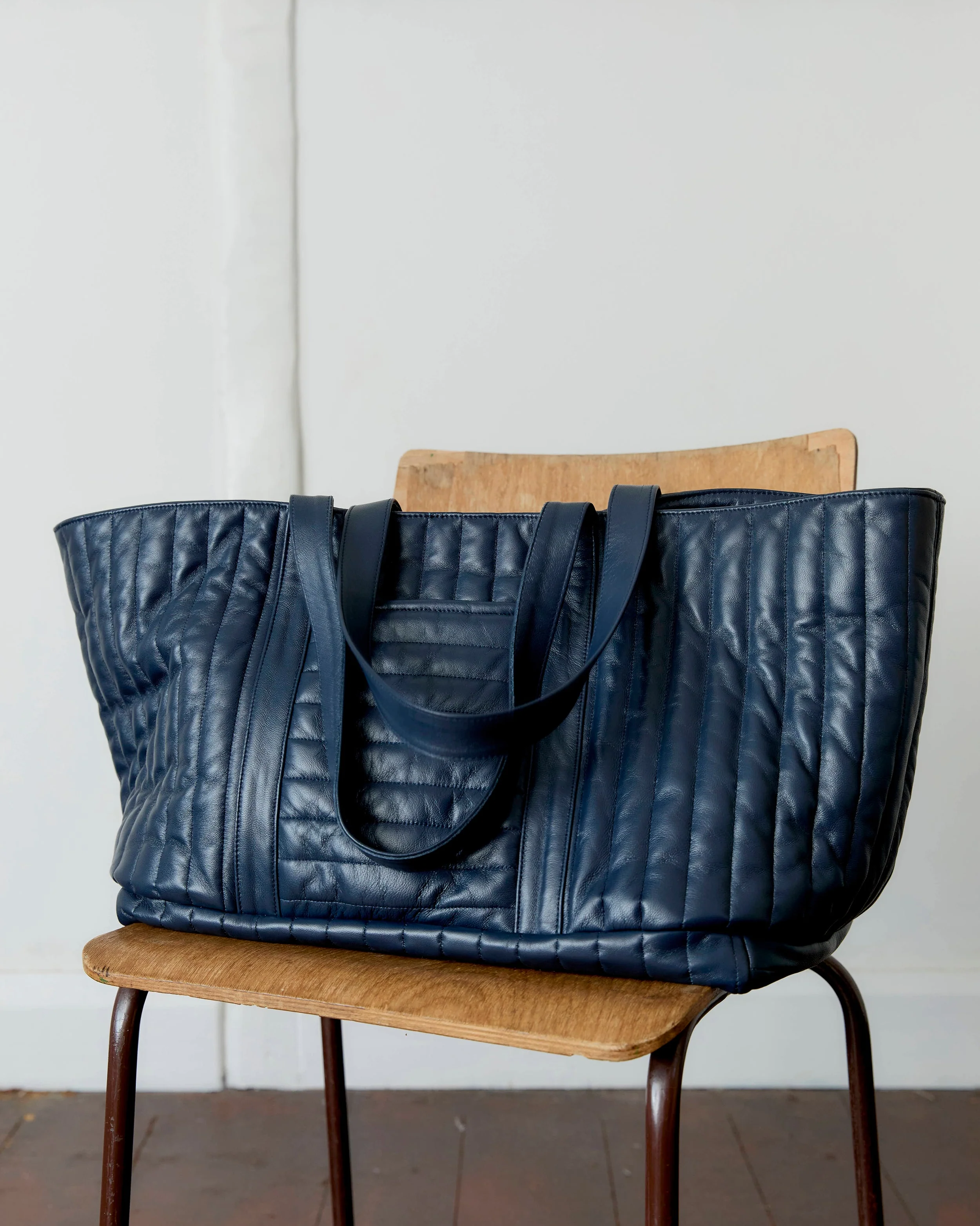 CAWLEY QUILTED NAPPA LARGE TOTE BAG W/ COIN PURSE - NAVY - Image 4