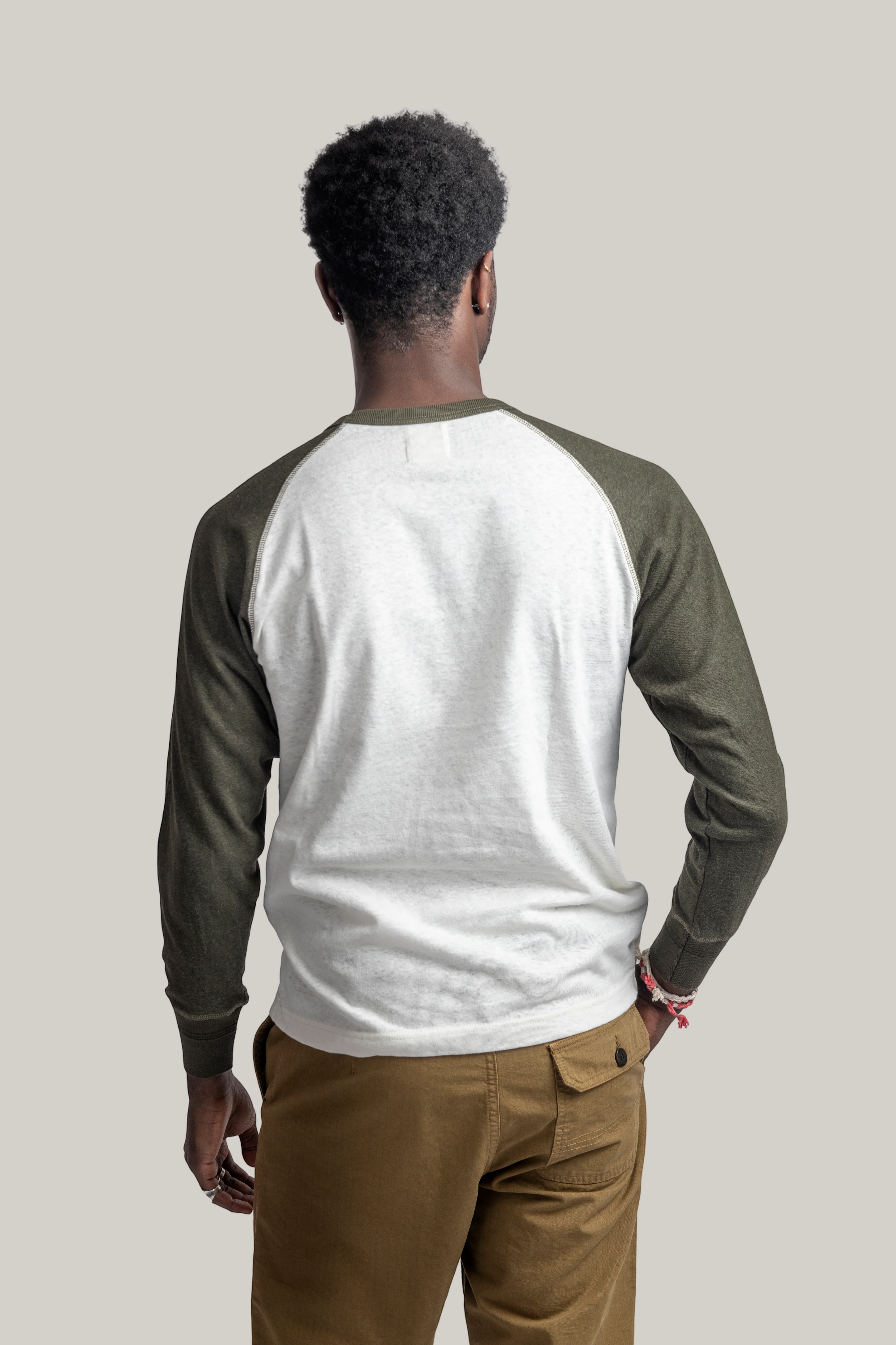 HEIMAT COTTON/ HEMP CONTRAST T-SHIRT - SEASHELL/ MILITARY GREEN - Image 4