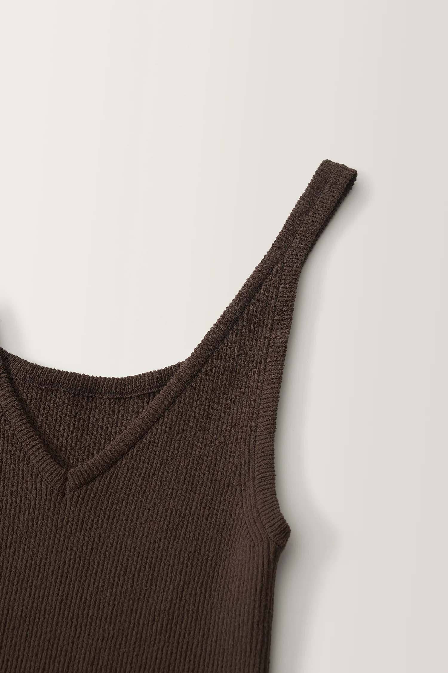 NOTHING WRITTEN HAZE V-NECK SLEEVELESS - BROWN - Image 3
