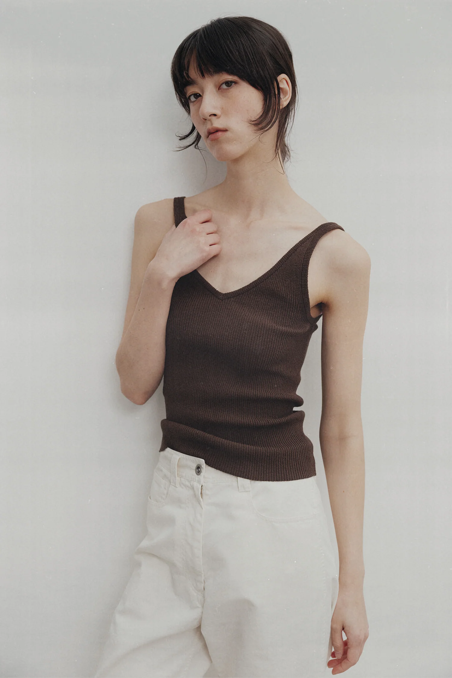 NOTHING WRITTEN HAZE V-NECK SLEEVELESS - BROWN - Image 4