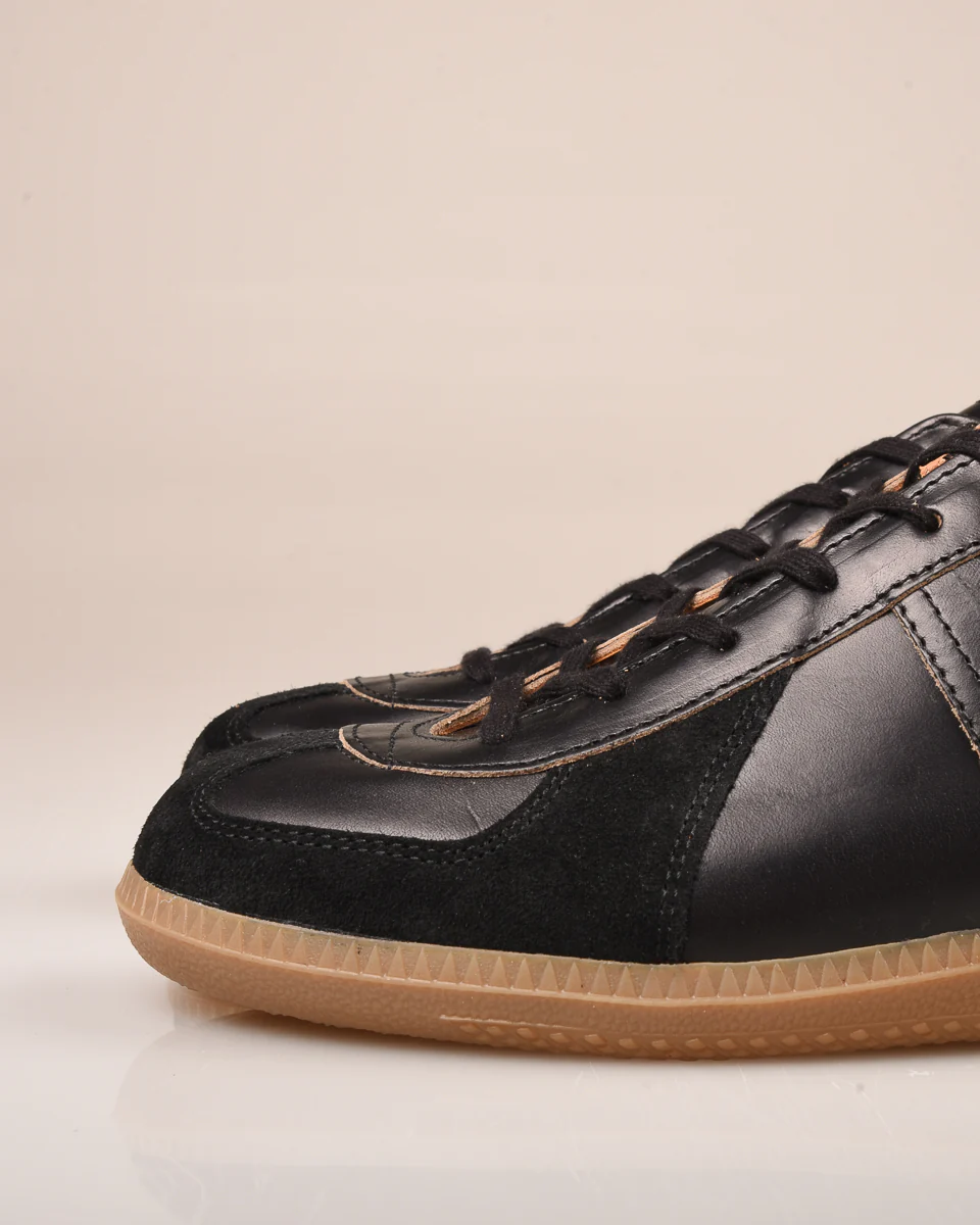 REPRODUCTION OF FOUND - GERMAN MILITARY TRAINER - BLACK HORWEEN - Image 6