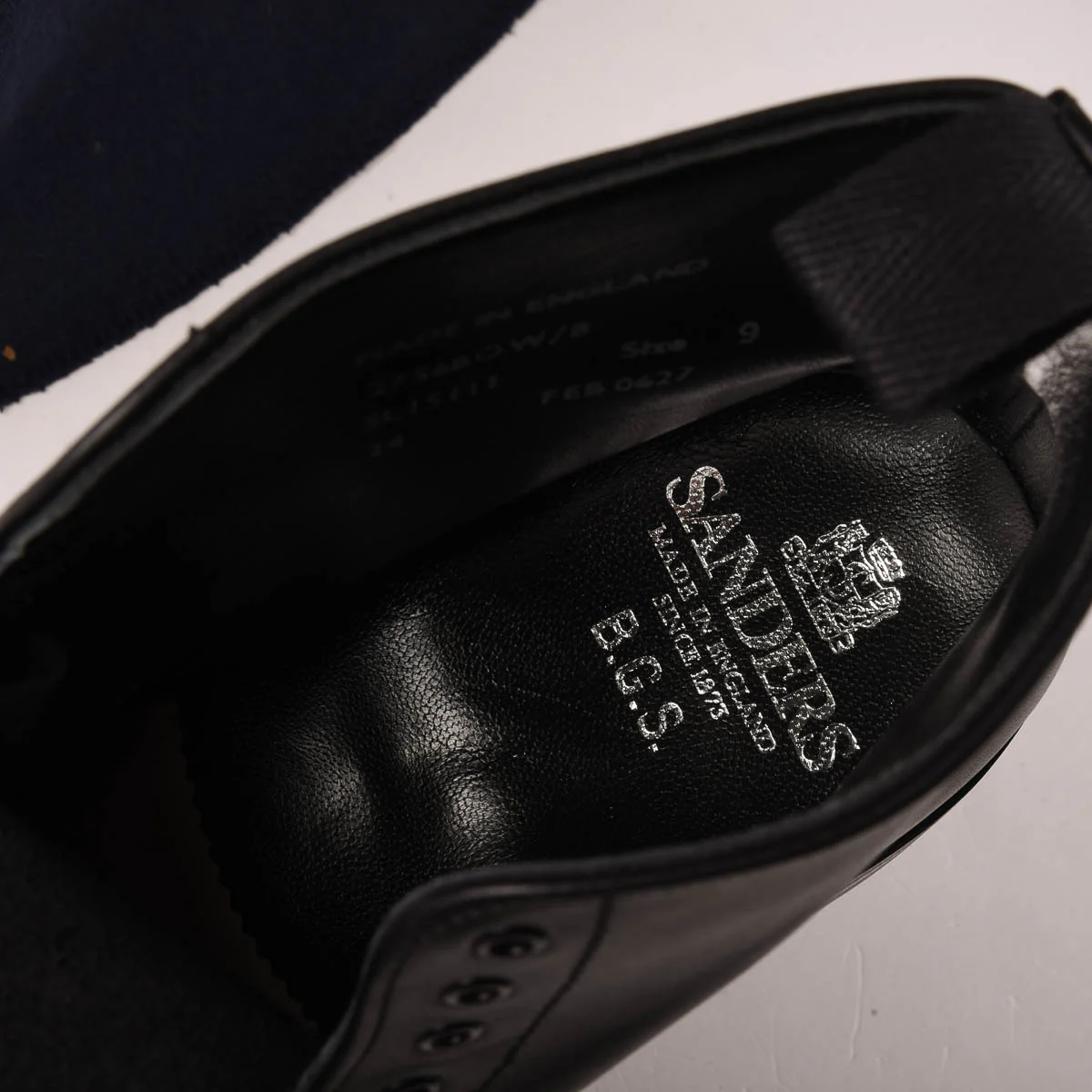 SANDERS BLACK OTTER WAXY APRON BOOT - BLACK - Image 7